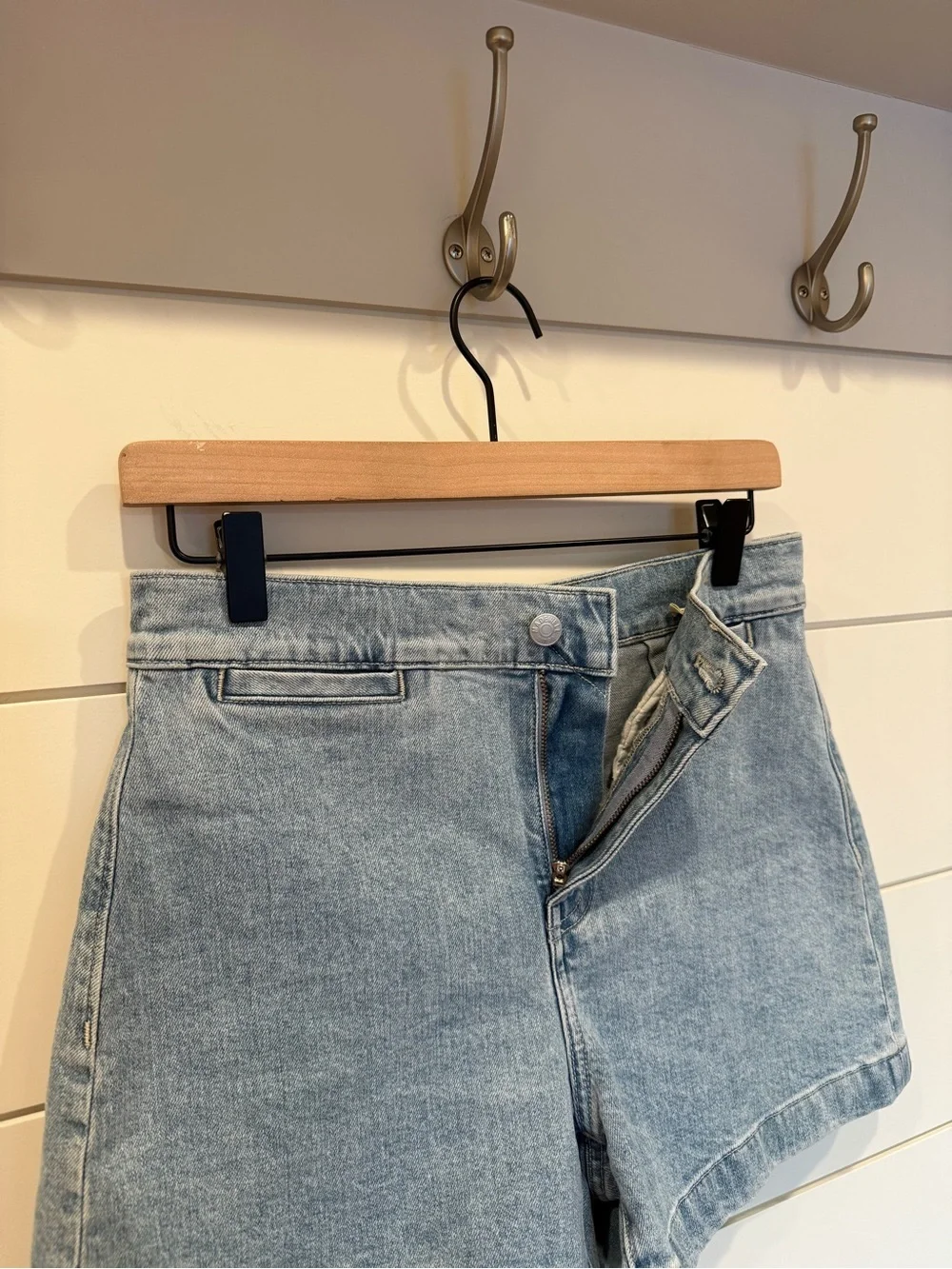 Madewell The Denim Emmett Short: Welt Pocket Edition in Kieran Wash 26